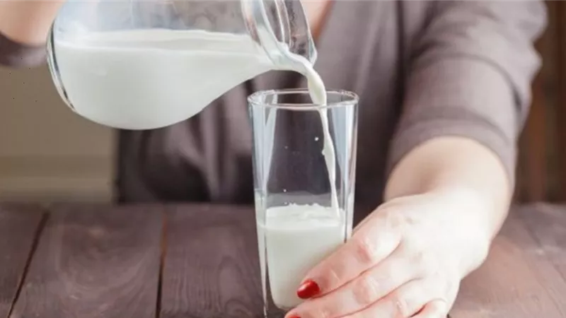 3 مشاكل قد تصيبك من شرب الحليب على الريق