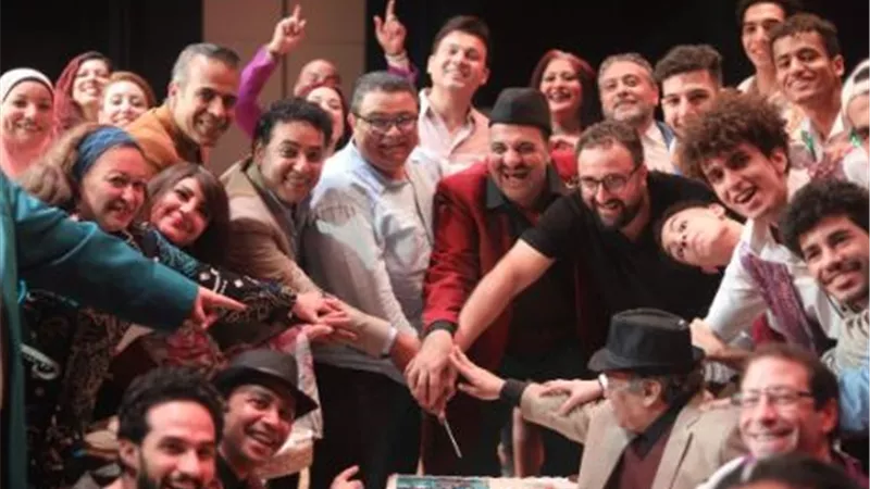على مسرح ميامى.. خالد جلال يحتفل مع صناع مسرحية 
