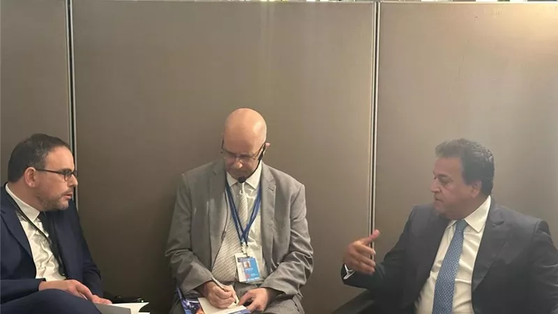 وزير الصحة يبحث مع نظيره الفرنسي تبادل الخبرات والتدريب