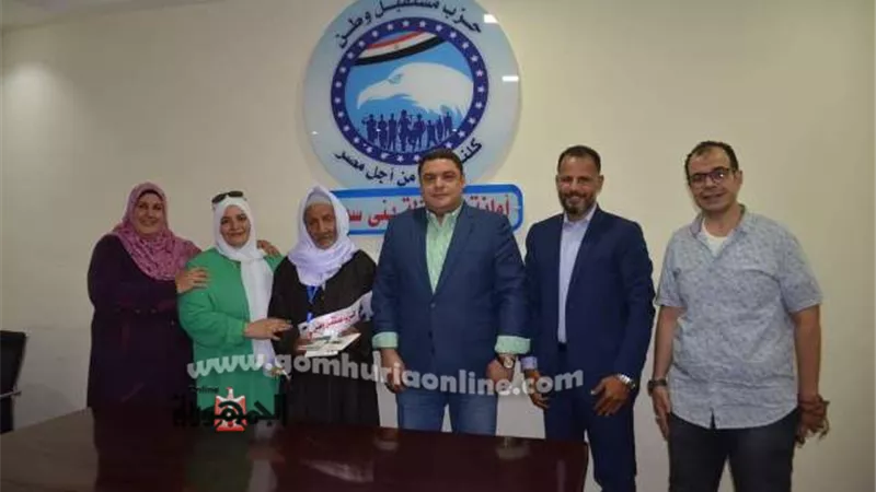 مستقبل وطن بني سويف يودع اقدم بائع جرائد قبل سفره لأداء العمره