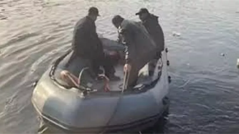 الانقاذ النهري يستخرج مركب تنزه غرق فى النيل بالمنصورة