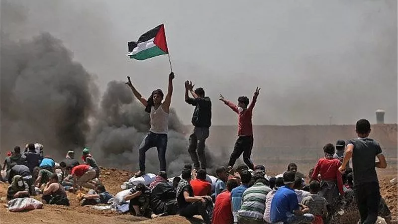 إسرائيل تقصف مواقع بغزة.. وإصابة فلسطينيين في مناوشات حدودية