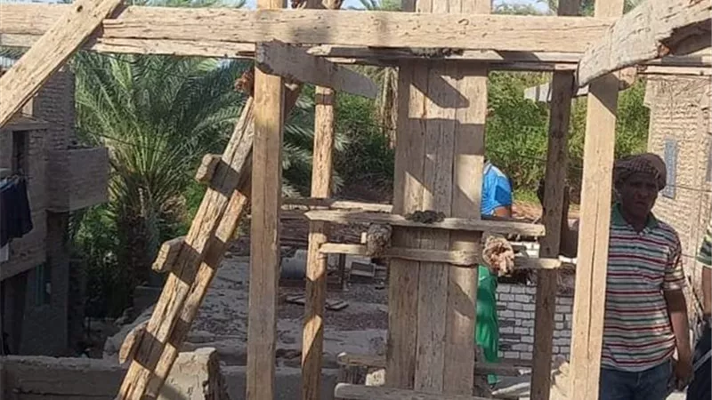 إزالة فى المهد لأعمدة خرسانية بدون ترخيص بحى المطار شمال الأقصر