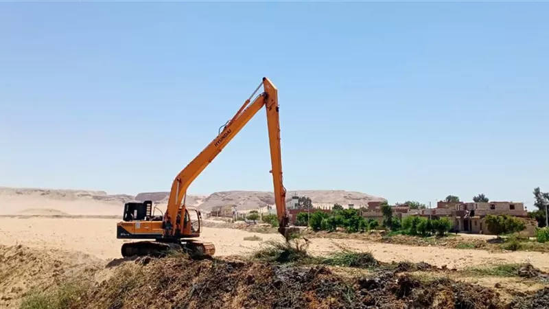 محافظ أسيوط يوجه بتكثيف المرور على مخرات السيول وتطهيرها