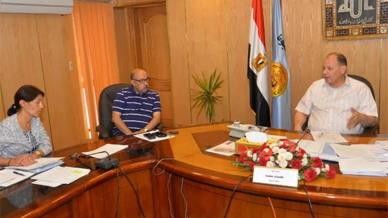 محافظ أسيوط يتابع تطوير وإنشاء مستشفيات منفلوط