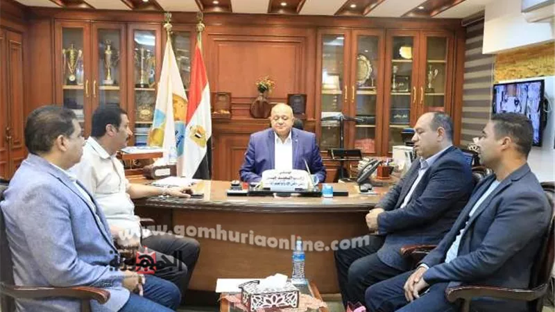 وكيل وزارة الشباب يكرم رئيس شركة المياه بالمنيا
