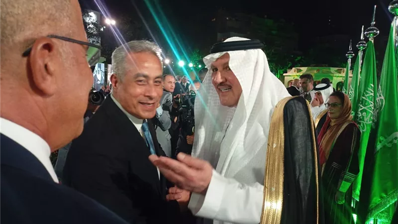 وزير العمل يهنئ 