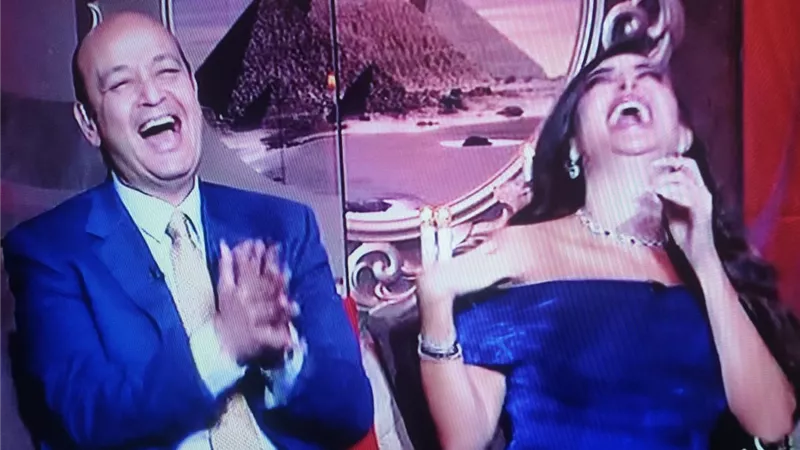 الابتسامة تسيطر على عمرو أديب بعد لقائه مع ياسمين صبرى