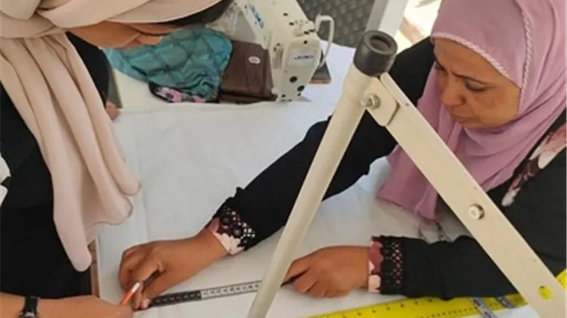 وزارة العمل تتابع تدريب فتيات الأقصر على التفصيل والخياطة