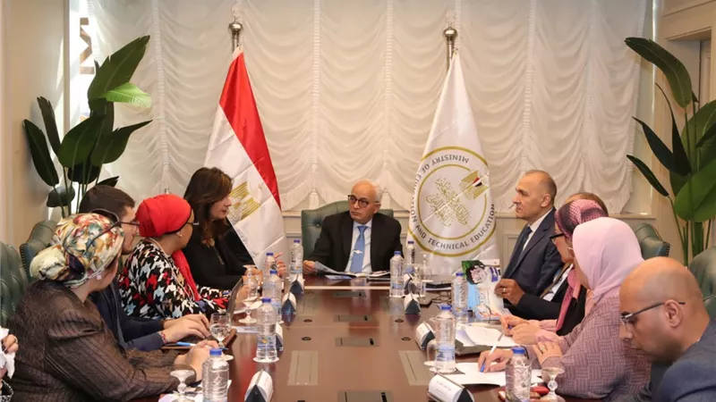 حجازي يستقبل نبيلة مكرم لتنفيذحقيبة تدريبيةللأخصائيين الاجتماعيين