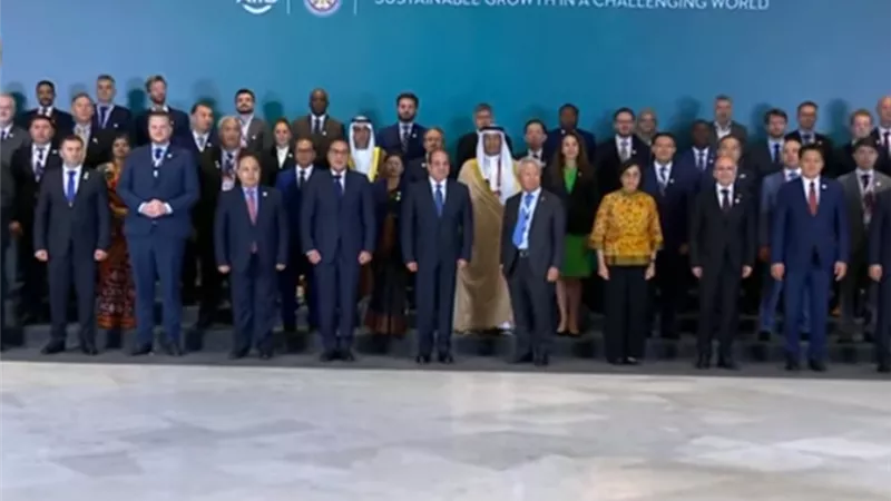 السيسي يتوسط صورة تذكارية قبيل انطلاق «الاجتماعات السنوية الثامنة للبنك الأسيوي للاستثمار»