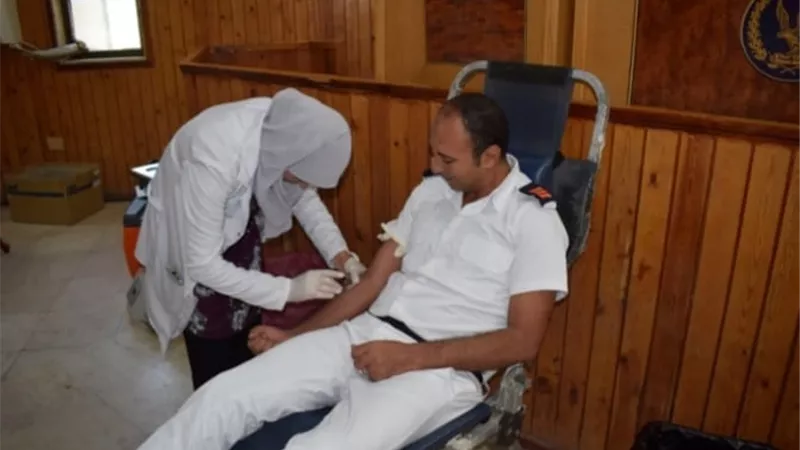 شارك فيها رجال الشرطة.. حملة للتبرع بالدم بمديرية أمن البحرالأحمر