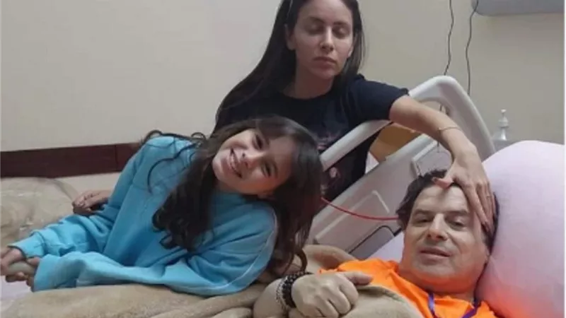 جميلة عوض ترافق عمها فى المستشفى بعد تدهور حالته.. صور