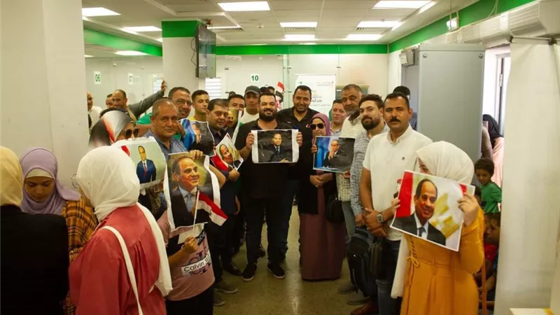 إقبال كثيف من اهالي دمياط لاستخراج التوكيلات لدعم ترشح الرئيس السيسي لفترة جديدة