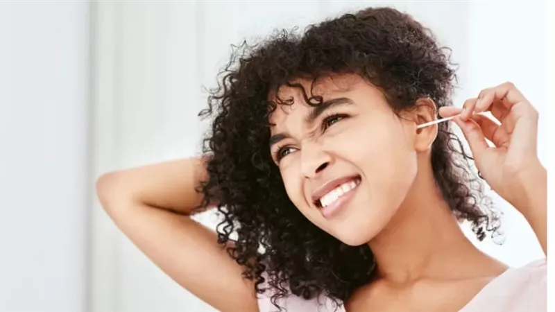 خطأ نقترفه جميعاً.. احذر أعواد القطن لتنظيف الأذن