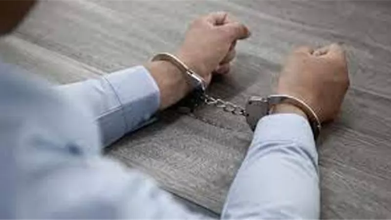 حبس موظف بتهمة اختلاس مبلغ مالي بسلسلة محالات في الهرم