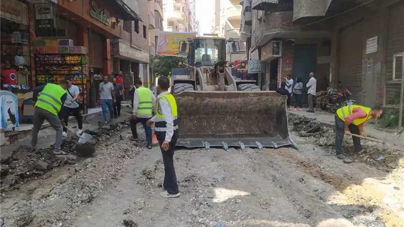 بدء أعمال رصف وتطوير الطريق الأبيض بحى العجوزة