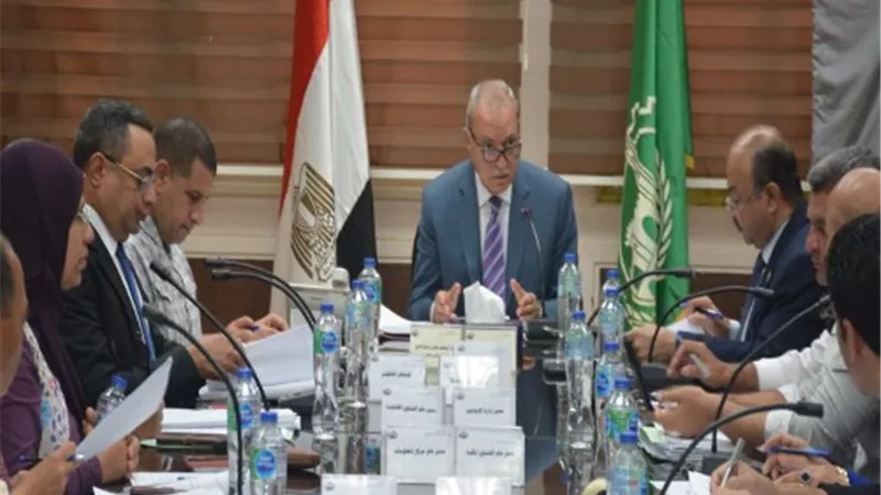 محافظ القليوبية يستعرض الطلبات المُقدمة لإقامة إعلانات بالمحافظة