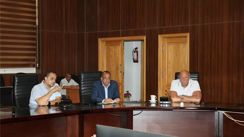 سكرتير عام البحر الأحمر يناقش البدائل المقترحة للقطار السريع