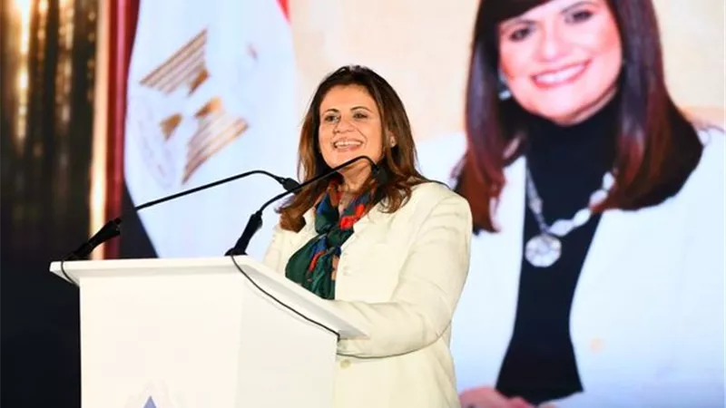 وزيرة الهجرة تفتتح11عيادة طبية متنقلة لخدمة القرى الأكثر احتياجًا