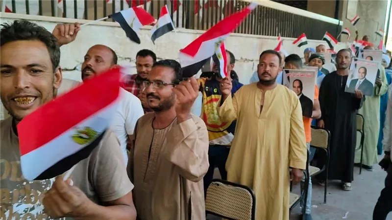 لليوم الثالث.. توافد المئات على مكاتب الشهر العقارى لدعم 