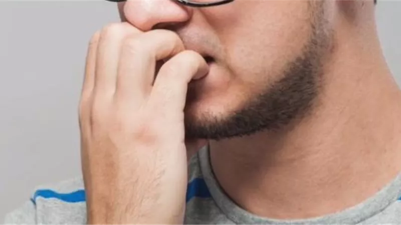بسبب الوسواس القهري.. رجل يأكل طعامه بالملقط