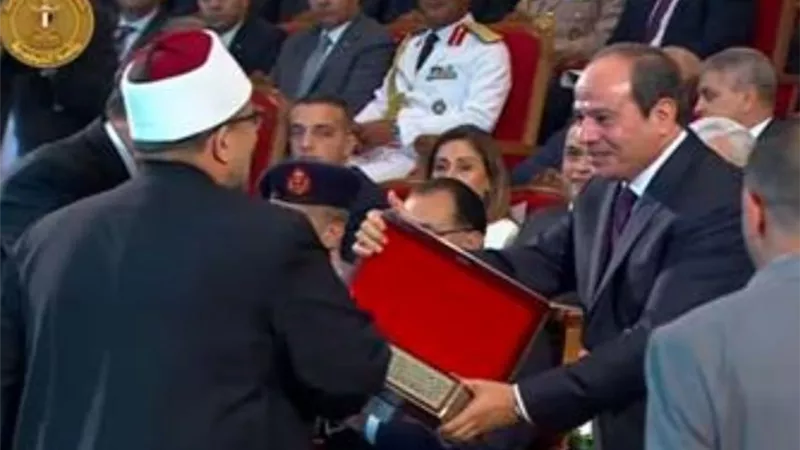 وزير الأوقاف يهدي الرئيس السيسي موسوعة الثقافة الإسلامية احتفالا بالمولد النبوي الشريف