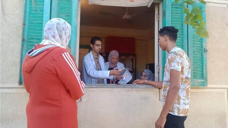 الكشف على 1077 مريضاً فى قافلة علاجية في قرية كوم بني مراس
