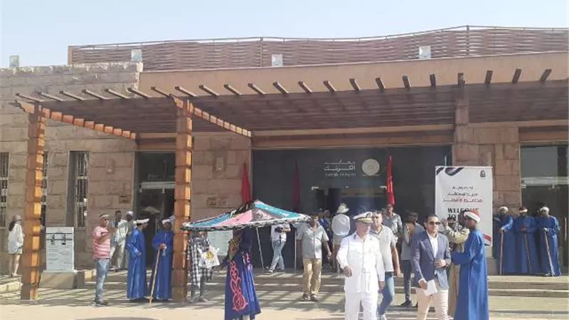 الأقصر تحتفل بيوم السياحة العالمى بالتنورة والورود