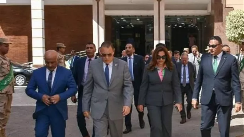 محافظ الشرقية يستقبل محافظي دمياط والدقهلية بمكتبه
