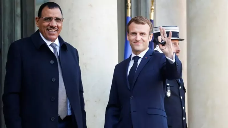 سفير فرنسا يعود من النيجر.. وماكرون مصمم على 