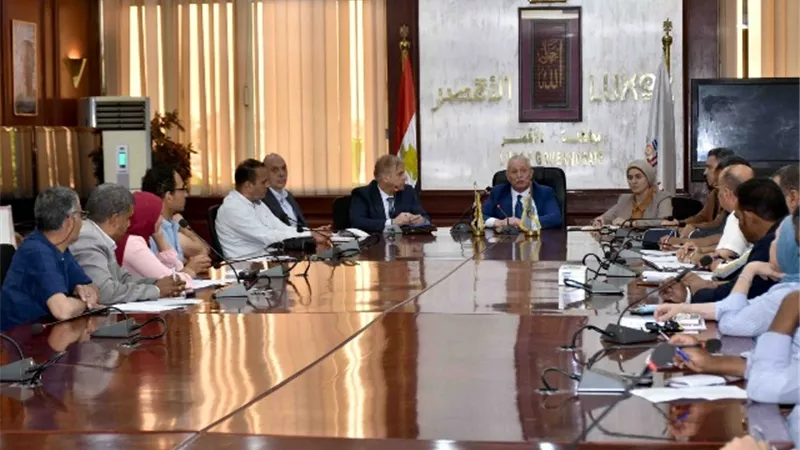 المراكز التكنولوجية والتقنين والتصالح على مائدة محافظ الأقصر