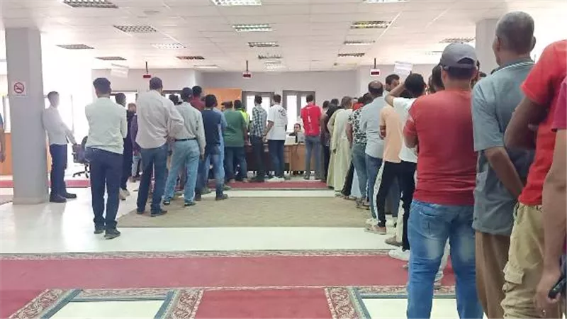 المواطنون يتزاحمون علي مكاتب الشهر العقاري لتحرير التوكيلات بالسويس