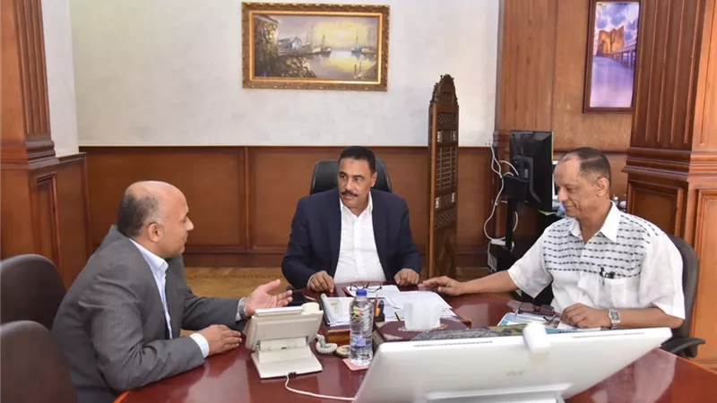 محافظ مطروح يبحث فتح تخصصات تعليمية لتلبية احتياجات سوق العمل