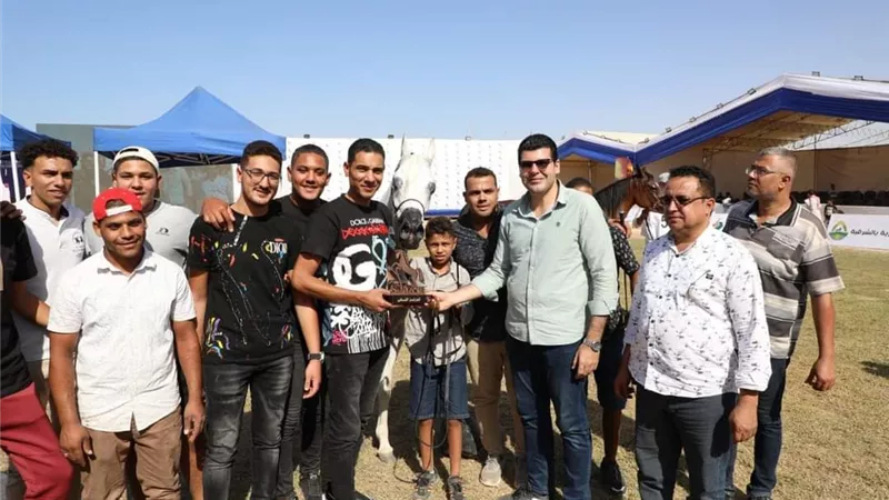توزيع مجسمات لأحصنة جامحة علي المتسابقين الفائزين فى الشرقية