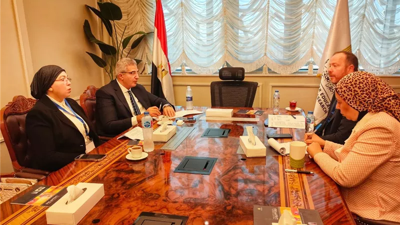 أمين المجلس الأعلى للجامعات يبحث سبل التعاون مع وفد بريطاني