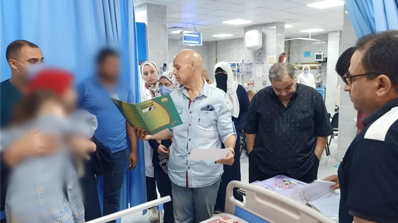 مدير صحة الشرقية يتفقد مستشفى الزقازيق.. ويهنئ أطباء القلب بيومهم