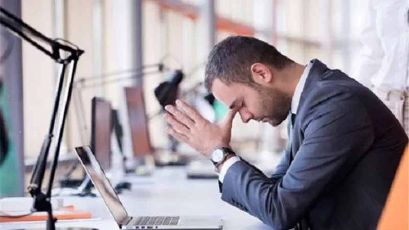 العلاقة بين الجلوس طويلا والإصابة بالخرف .. دراسة تكشف