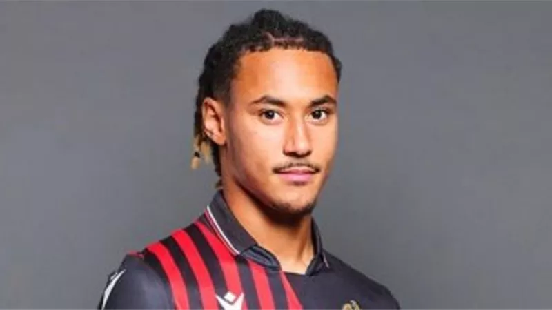 لاعب نيس الفرنسي يهدد بالانتحار من فوق الجسر .. صور
