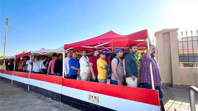 توافد مئات المواطنين على مكاتب الشهر العقاري لدعم «السيسي»
