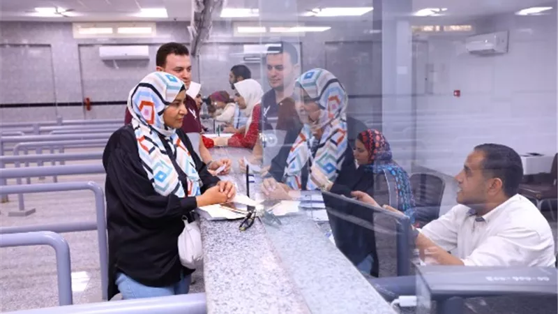 وزارة العمل تنشر تقرير عن وحدة خدمات العمالة المصرية بالخارج..صور