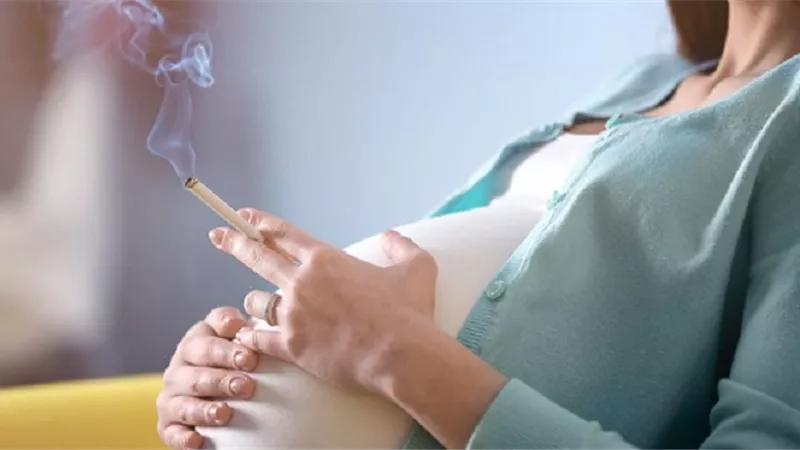 دراسة تحذر النساء الحوامل من التدخين والكافيين .. لهذا السبب