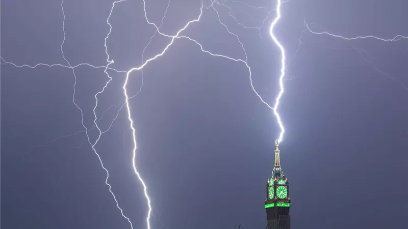 مصور يكشف تفاصيل إصابة البرق لقمة برج الساعة في مكة المكرمة