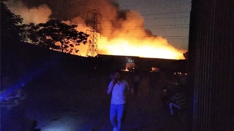 حريق هائل بمخزن مواد غذائية على طريق المحلة طنطا