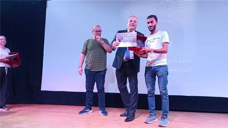 تامرعبدالمنعم يسلم جوائز أفلام الملتقى الخامس لأفلام المحاولة