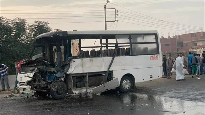 بالاسماء مصرع وإصابة 26 مواطنا في تصادم ميني باص بسيارة علي طريق بنها - المنصورة الحر