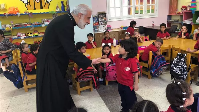الأنبا باسيليوس يتفقد إفتتاح العام الدراسي بمدرسة الراعي الصالح