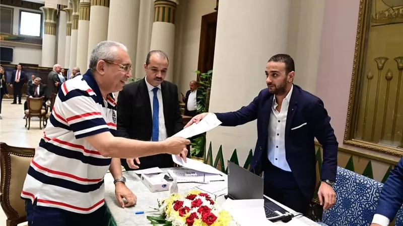 وكيل الخطة والموازنة يوقع على استمارة تزكية لترشيح السيسي