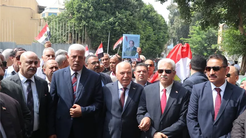 مسيرة المعلمين بكوبرى قصر النيل لإعلان تأييد الرئيس السيسي