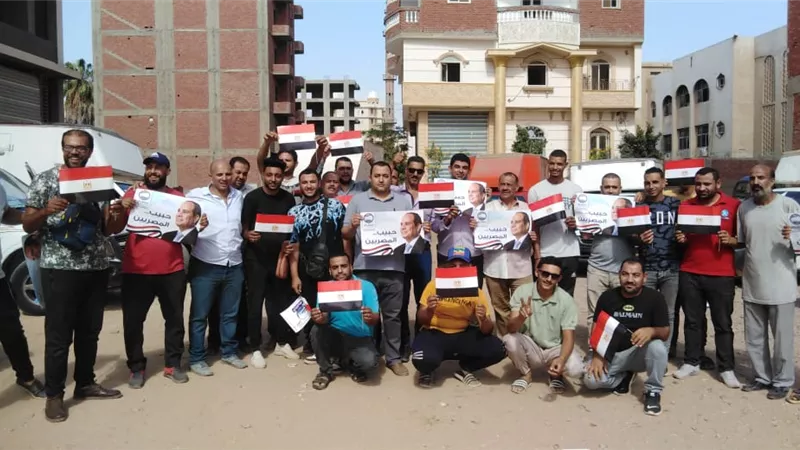 إقبال علي مكاتب الشهر العقاري بالشرقية لتحرير توكيلات للسيسى